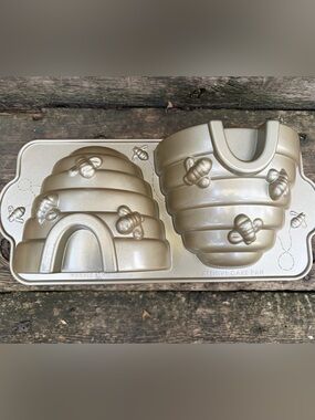 Nordic Ware 3D Beehive Cake Pan - Metallic Gold 10 cups 2.4L